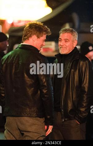 New York, New York, USA. 6. Februar 2023. Brad Pitt, George Clooney, Drehort für WOLFSFILME in New York, New York, New York, 6. Februar 2023. Kredit: Kristin Callahan/Everett Collection/Alamy Live News Stockfoto