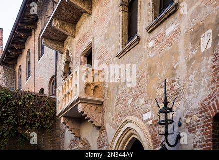 Balkon der Julia - Haus-Museum der Julia, beschrieben von William Shakespeare - historisches Zentrum von Verona, Veneto, Norditalien - Europa Stockfoto