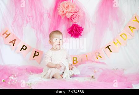 Wir feiern den ersten Geburtstag. Alles gute zum Geburtstag, kleines Mädchen. Stockfoto