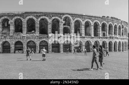 Arena di Verona, das römische Amphitheater, die Piazza Bra, Verona, Venetien, Italien, Europa Stockfoto