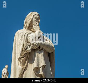 Marmorstatue von Dante Alighieri, dem wichtigsten italienischen Dichter auf dem Platz Piazza dei Signori, Verona, Veneto, Norditalien, Europa Stockfoto