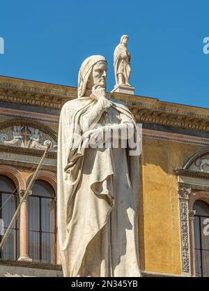 Marmorstatue von Dante Alighieri, dem wichtigsten italienischen Dichter auf dem Platz Piazza dei Signori, Verona, Veneto, Norditalien, Europa Stockfoto