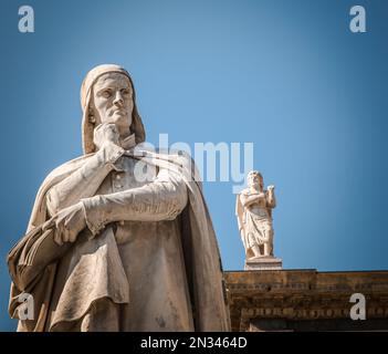 Marmorstatue von Dante Alighieri, dem wichtigsten italienischen Dichter auf dem Platz Piazza dei Signori, Verona, Veneto, Norditalien, Europa Stockfoto