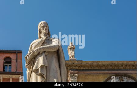 Marmorstatue von Dante Alighieri, dem wichtigsten italienischen Dichter auf dem Platz Piazza dei Signori, Verona, Veneto, Norditalien, Europa Stockfoto