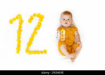 12 Monate altes Mädchen. Zwei Monate Baby-Meilenstein. 12 Monate altes Baby Stockfoto