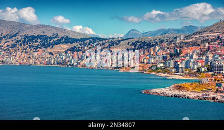 Atemberaubende Sommerlandschaft des Hafens von Saranda. Herrliche ionische Meereslandschaft. Spektakuläre Morgenszene von Albanien, Europa. Reisekonzept Backgroun Stockfoto