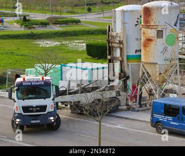 LKW, der ein Zementsilo an eine Baustelle Santander Cantabria Spanien liefert Stockfoto