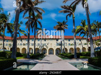 Von Palmen gesäumte Promenade im historischen Hotel am Casa Marina Beach, Key West, Florida, USA Stockfoto