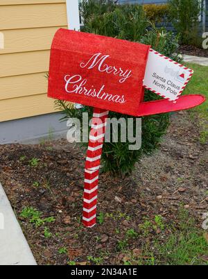 Briefkasten zu Santa Clasue Weihnachtsdekoration im Vorgarten des Hauses in North Central Florida. Stockfoto