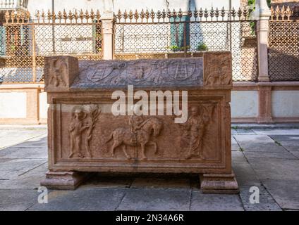 Sarkophag von Bartolomeo i della Scala, Scaliger-Gräber, eine Gruppe von fünf Grabstätten zur Feier der Scaliger-Familie in Verona, Veneto, Italien Stockfoto