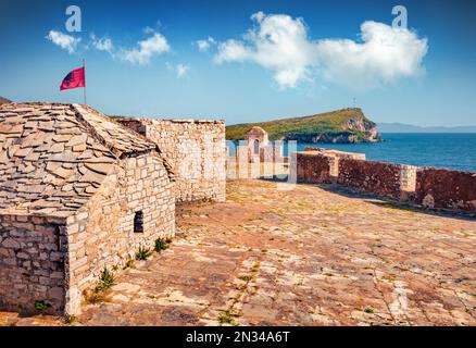 Aufregender Blick auf die Ali Pasha Tepelena Festung. Faszinierende Meereslandschaft am Morgen der Adria. Leuchtende Außenwelt von Albanien, Europa. Reisebegleiter Stockfoto