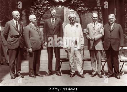 Thomas Alva Edison stand vor den Edison Laboratories, West Orange, New Jersey, am 31. Juli 1929, Das Jurykomitee wählt einen Gewinner für das mit-Stipendium von Edison aus (für das Wilber B. Huston ausgewählt wurde). Stehende L-R sind Dr. Lewis Perry, George Eastman, Charles Lindbergh, Thomas Edison, Henry Ford, Und Dr. Samuel Stratton. Stockfoto