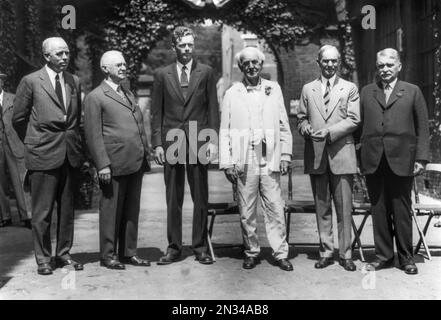 Thomas Alva Edison stand vor den Edison Laboratories, West Orange, New Jersey, am 31. Juli 1929, Das Jurykomitee wählt einen Gewinner für das mit-Stipendium von Edison aus (für das Wilber B. Huston ausgewählt wurde). Stehende L-R sind Dr. Lewis Perry, George Eastman, Charles Lindbergh, Thomas Edison, Henry Ford, Und Dr. Samuel Stratton. Stockfoto