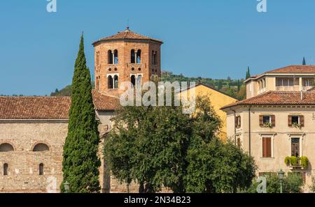 Die Kirche von Santo Stefano. Ein erstes paläochristliches Gebäude, das hier zu Beginn des 5. Jahrhunderts errichtet wurde - historisches Zentrum von Verona, Veneto, Ita Stockfoto