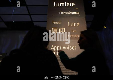 Toulouse, Frankreich. 06. Februar 2023. Der Quai des Savoirs in toulouse präsentiert eine beeindruckende Ausstellung über Feuer und Megafire. Die Ausstellung erklärt, was Feuer ist, seit als Menschen Feuer benutzten, die Megafire, etc Eine der Fragen ist, sind wir im Anthropozän oder im Pyrozän? Die Ausstellung wird mit Hilfe von Feuerwehrleuten organisiert. Toulouse. Frankreich. Februar 6. 2023. (Foto: Alain Pitton/NurPhoto) Guthaben: NurPhoto SRL/Alamy Live News Stockfoto