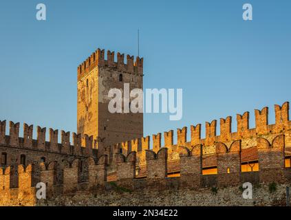 Die Brücke Castel Vecchio (Ponte di Castel Vecchio) oder die Brücke Scaliger (Ponte Scaligero): Ist eine befestigte Brücke in Verona, Italien, Europa Stockfoto