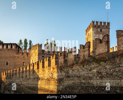 Die Brücke Castel Vecchio (Ponte di Castel Vecchio) oder die Brücke Scaliger (Ponte Scaligero): Ist eine befestigte Brücke in Verona, Italien, Europa Stockfoto