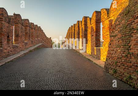 Die Brücke Castel Vecchio (Ponte di Castel Vecchio) oder die Brücke Scaliger (Ponte Scaligero): Ist eine befestigte Brücke in Verona, Italien, Europa Stockfoto