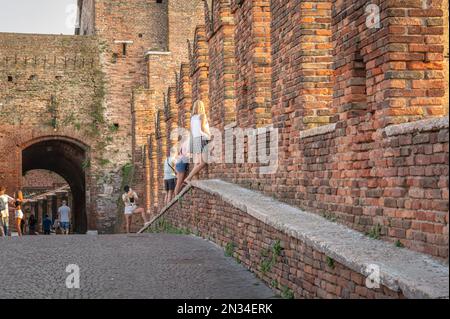 Die Brücke Castel Vecchio (Ponte di Castel Vecchio) oder die Brücke Scaliger (Ponte Scaligero): Ist eine befestigte Brücke in Verona, Italien, Europa Stockfoto