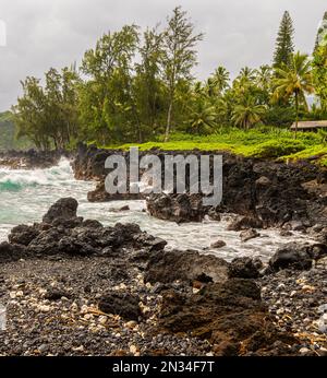 Wellen schlagen an der rauen Küste von Keanae Point, Keanae, Maui, Hawaii, USA Stockfoto