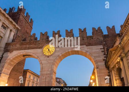 Mittelalterlicher Eingang der historischen Stadt Verona - Bögen des Stadttors - Venetien-Region in Norditalien, Europa Stockfoto