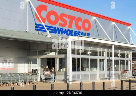 Costco uk costco Großhändler mit Einkaufswagen vor einem Costco Store Derby Derbyshire England uk gb Europa Stockfoto