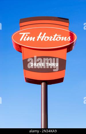 Tim hortons unterschreibt tim hortons uk vor einem klaren blauen Himmelshintergrund Stockfoto