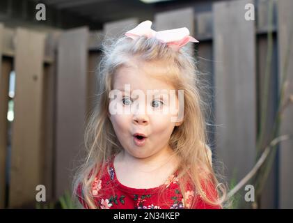 Ein überraschtes Kleinkind. Gesichtsausdruck Stockfoto