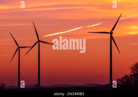 07. Februar 2023, Mecklenburg-Vorpommern, Bützow: Die Rotoren der Windturbinen drehen sich nach Sonnenuntergang. Die Landesregierung von Mecklenburg-Vorpommern möchte den Ausbau der Windenergie durch einheitliche Regeln für die Ausweisung geeigneter Gebiete fördern. Foto: Jens Büttner/dpa Stockfoto