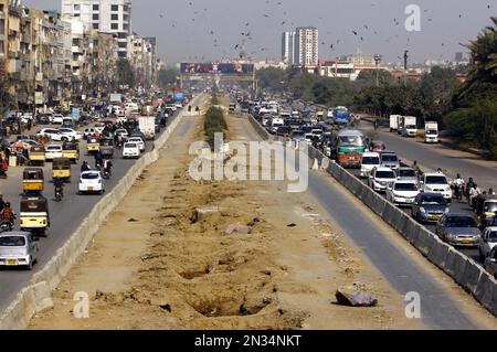 Karatschi, Pakistan, 07. Februar 2023. Pendler sehen sich während des Verkehrsstaus aufgrund von Bauarbeiten an neuen Entwicklungsprojekten mit Unannehmlichkeiten konfrontiert, da langsame Bauarbeiten Probleme für die Bewohner verursachen und sie die betroffene Abteilung bitten, die Arbeiten von So bald wie möglich abzuschließen, das sich am Dienstag, den 07. Februar 2023 an der Universitätsstraße in Karatschi befindet. Stockfoto