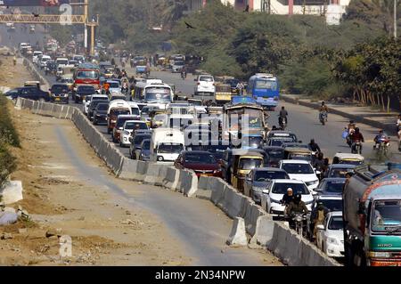 Karatschi, Pakistan, 07. Februar 2023. Pendler sehen sich während des Verkehrsstaus aufgrund von Bauarbeiten an neuen Entwicklungsprojekten mit Unannehmlichkeiten konfrontiert, da langsame Bauarbeiten Probleme für die Bewohner verursachen und sie die betroffene Abteilung bitten, die Arbeiten von So bald wie möglich abzuschließen, das sich am Dienstag, den 07. Februar 2023 an der Universitätsstraße in Karatschi befindet. Stockfoto