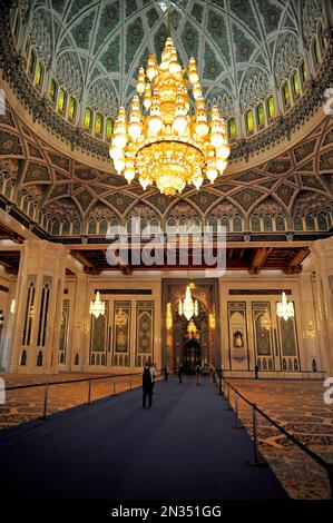 Sultan Qaboos große Moschee, Muscat: Der riesige Kronleuchter in der Moschee - Sultanat von Oman Stockfoto