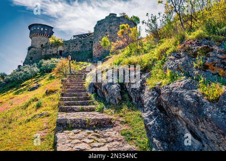 Steintreppe zum Schloss Petrela. Herrliche Frühlingsszene in Albanien, Europa. Eine wunderbare Welt auf dem Balkan. Hintergrund des Reisekonzepts. Stockfoto