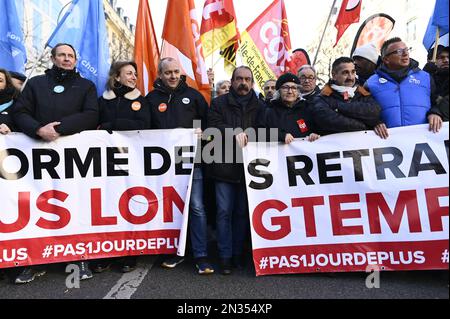 Paris, Frankreich, 7. Februar 2023, Julien Mattia / Le Pictorium - Demonstration gegen die neue Rentenreform, Paris am 7. Februar 2023 - 7/2/2023 - Frankreich / Paris / Paris - Philippe Martinez Leiter der CGT und Laurent Berger Generalsekretär der CFDT. Hunderttausende Demonstranten gegen die neue Rentenreform am 7. Februar 2023 in Paris Stockfoto