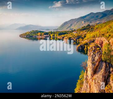 Fantastischer Blick auf den Ohrid See. Atemberaubende morgendliche Szene eines beliebten Reiseziels - Bay of Bones. Erstaunliche Landschaft Nordmazedoniens, Euro Stockfoto