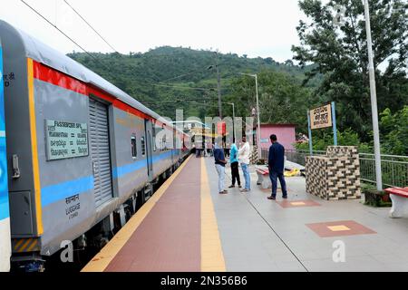 Indische Eisenbahn, Luxusbus indischer Eisenbahnen, Borra Höhle und Araku Tal Tour, beliebte Zugfahrt Stockfoto