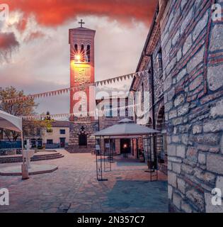 Spektakulärer abendlicher Blick auf St. Demetrius von Thessaloniki Kirche. Atemberaubender Sonnenuntergang in Bitola. Atemberaubende Outdoor-Szene von Nordmazedonien, Europa. Tr Stockfoto