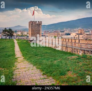 Atemberaubender Blick am Morgen auf die Festung Skopje - Überreste einer Steinfestung aus dem 6. Jahrhundert. Schöne Frühlingsstadt von Skopje - Hauptstadt von Nordmazedon Stockfoto