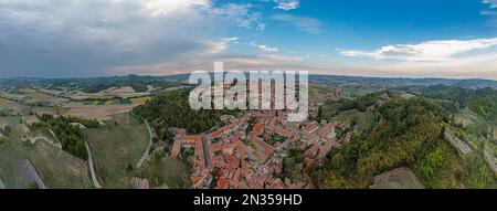 Panorama-Drohnenbild des Castello Cereseto im Piemont am Abend im Sommer Stockfoto