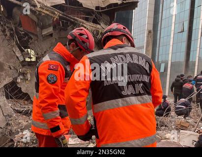 Kahramanmaras, Türkei. 07. Februar 2023. Am zweiten Tag nach einem Erdbeben in Kahramanmaras, Türkei, am Dienstag, den 7. Februar 2023 suchen Rettungsteams nach Opfern in den Trümmern. Nach einem Erdbeben der Stärke 7,8, das die Türkei und Syrien am Montag heimsuchte, wurden mehr als 5.000 Menschen getötet und Zehntausende verletzt, wie Beamte aus beiden Ländern berichteten. Foto: Turk Jandarma/UPI Credit: UPI/Alamy Live News Stockfoto