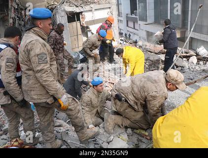 Kahramanmaras, Türkei. 07. Februar 2023. Am zweiten Tag nach einem Erdbeben in Kahramanmaras, Türkei, am Dienstag, den 7. Februar 2023 suchen Rettungsteams nach Opfern in den Trümmern. Nach einem Erdbeben der Stärke 7,8, das die Türkei und Syrien am Montag heimsuchte, wurden mehr als 5.000 Menschen getötet und Zehntausende verletzt, wie Beamte aus beiden Ländern berichteten. Foto: Turk Jandarma/UPI Credit: UPI/Alamy Live News Stockfoto