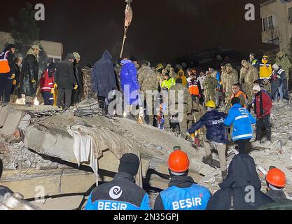 Kahramanmaras, Türkei. 07. Februar 2023. Am zweiten Tag nach einem Erdbeben in Kahramanmaras, Türkei, am Dienstag, den 7. Februar 2023 suchen Rettungsteams nach Opfern in den Trümmern. Nach einem Erdbeben der Stärke 7,8, das die Türkei und Syrien am Montag heimsuchte, wurden mehr als 5.000 Menschen getötet und Zehntausende verletzt, wie Beamte aus beiden Ländern berichteten. Foto: Turk Jandarma/UPI Credit: UPI/Alamy Live News Stockfoto