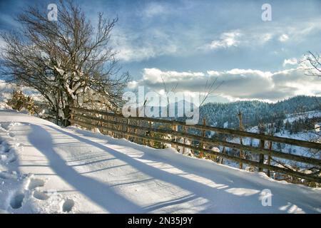 Wandern in den verfluchten Bergen (albanische Alpen) in der Rugova-Schlucht in Peja, Kosovo Stockfoto