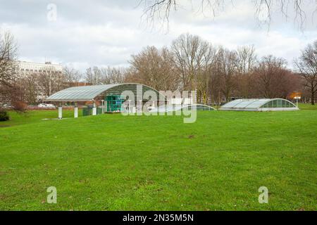 Schöner grüner Rasen in der Nähe von U-Bahnstationen in Dortmund. Parken Stockfoto
