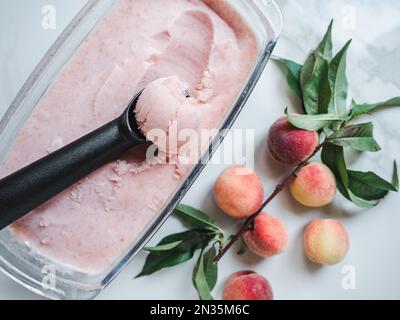 Hausgemachtes Eis und reife, saftige Pfirsiche Stockfoto