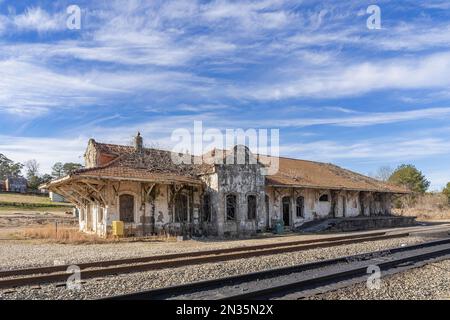 Wadley Alabama, USA, vintage Zug Depot, ein Mission Revival Architektur Bahnhof ist jetzt verlassen. Stockfoto