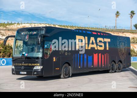 La Nucia, Spanien – 15. Januar 2023. Mercedes-Benz-Bus des polnischen Fußballvereins Piast Gliwice. Stockfoto