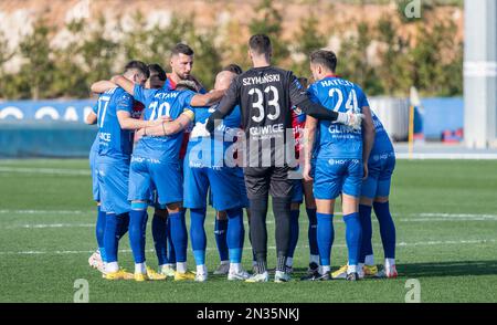 La Nucia, Spanien – 15. Januar 2023. Piast Gliwice-Spieler, die sich vor dem Clubfreund Ferencvaros gegen Piast Gliwice zusammengefunden haben (0-1). Stockfoto