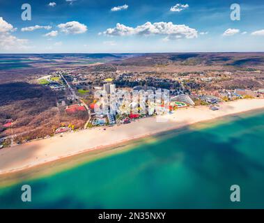 Fantastischer Blick von oben auf Albena Beach. Frühling in Bulgarien, Europa. Sonnige Meereslandschaft des Schwarzen Meeres. Hintergrund des Reisekonzepts. Stockfoto