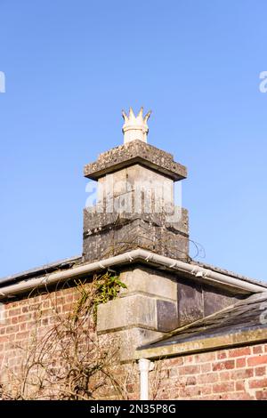 Altmodischer Schornsteinfangtopf, Vicorian-Stil, auf einem Schornstein auf dem Dach eines alten Hauses. Stockfoto